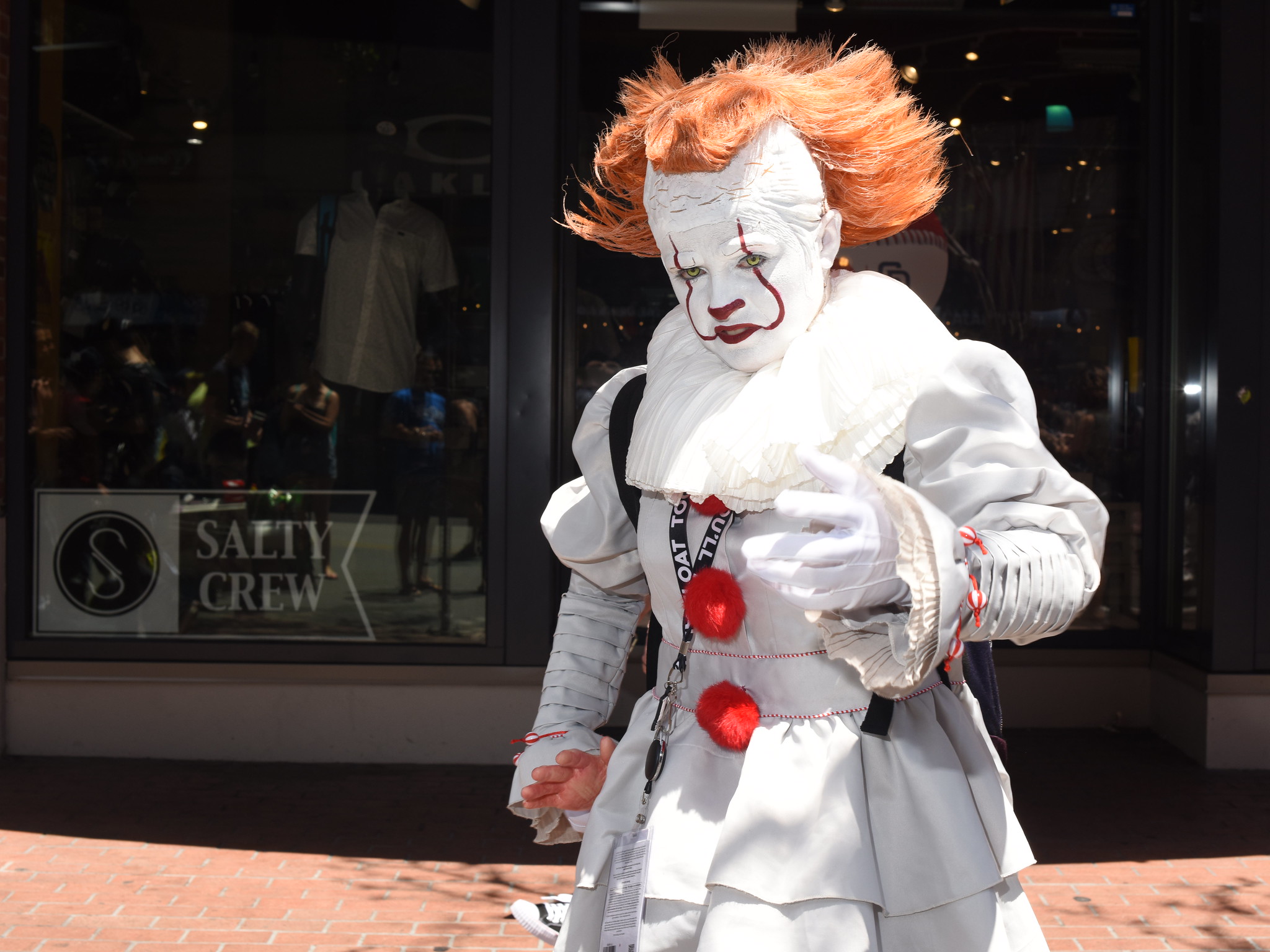 Killer clown in Pennywise costume